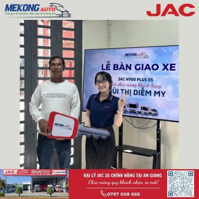 Mekong Auto chúc mừng chị Bùi Thị Diễm My nhận xe mới N900 Plus E5